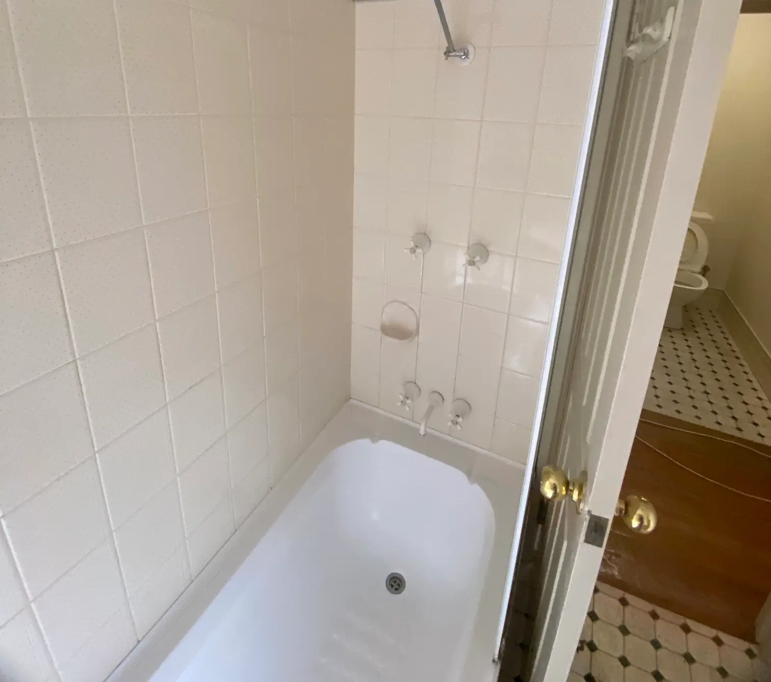 bathroom condition after bond cleaning in perth