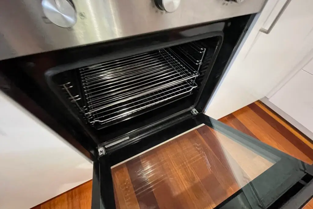 clean oven after end of lease cleaning in perth